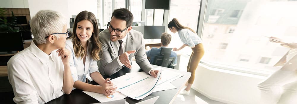 Personas de diferentes edades trabajando en una oficina