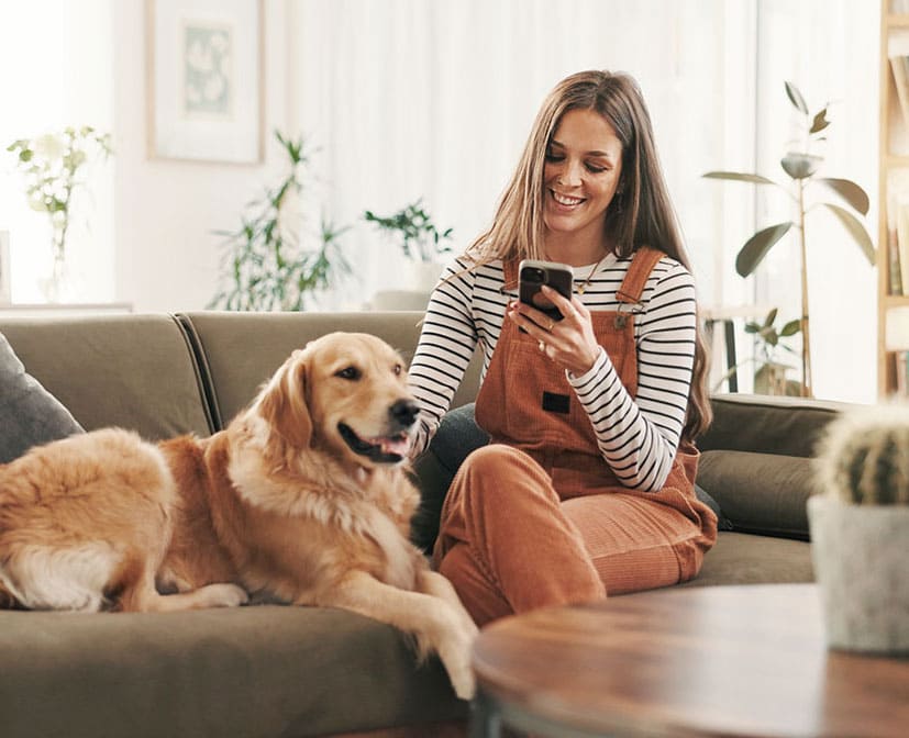 Imagen de una mujer joven con un perro