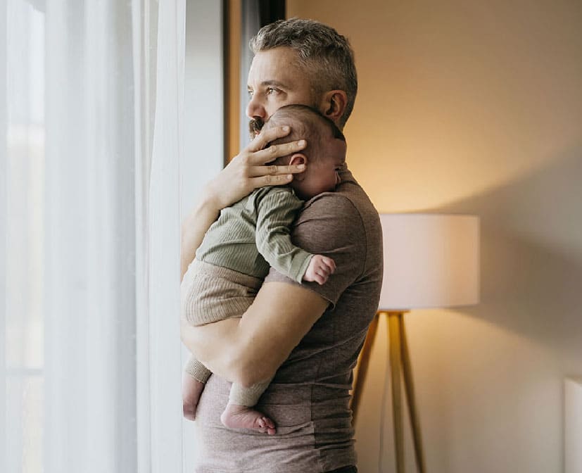 Imagen de un hombre con un bebé